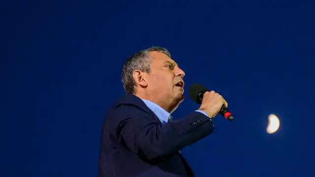 CHP lideri Özgür Özel, 1 Temmuz'daki İstanbul Saraçhane mitinginde konuşuyor. Gökyüzünde ay görünüyor. 