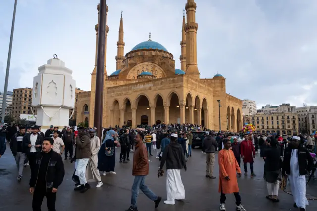 نمازگزاران در بیرون مسجد در بیروت لبنان