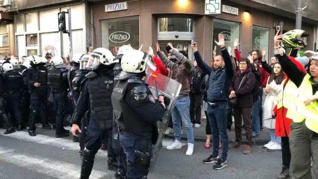 protest RTS, protest ispred RTS, demonstranti i policija