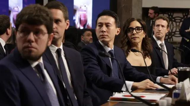 （左起）Discord执行长杰森·西特隆（Jason Citron）、Snap执行长伊凡·斯皮格尔（Evan Spiegel）、TikTok执行长周受资、X执行长琳达·雅卡里诺（Linda Yaccarino），以及Meta执行长马克·扎克伯格（Mark Zuckerberg），出席1月的美国参议院司法委员会听证会。他们全都身穿黑色西装，排坐在桌前