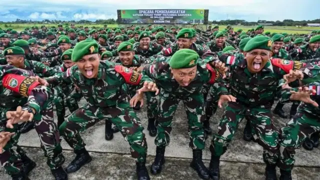 Ratusan prajurit TNI mengikuti seremoni militer di Aceh, Desember 2023. Mereka akan berangkat menuju Papua.

