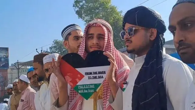 मेरठ में फ़लस्तीन का समर्थन करते युवाओं की तस्वीर, ईद-उल-फ़ितर
