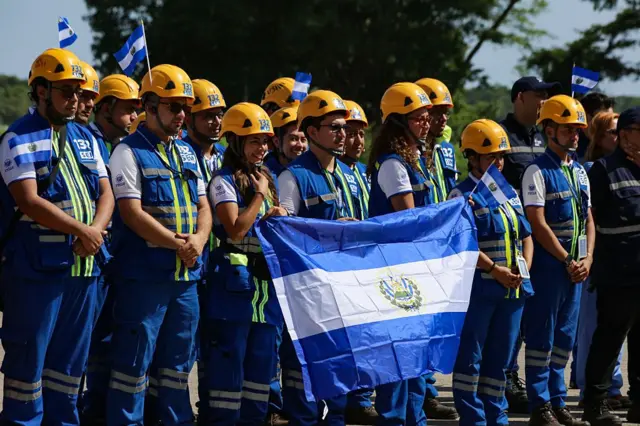 Personal médico salvadoreño con destino a Venezuela.