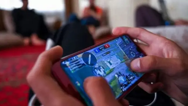 मोबाइल प्रयोग 