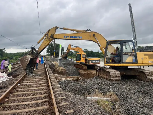 पूरस्थिती आणि मुसळधार पावसामुळे दक्षिण मध्य रेल्वेनं 100 हून अधिक ट्रेन रद्द केल्या