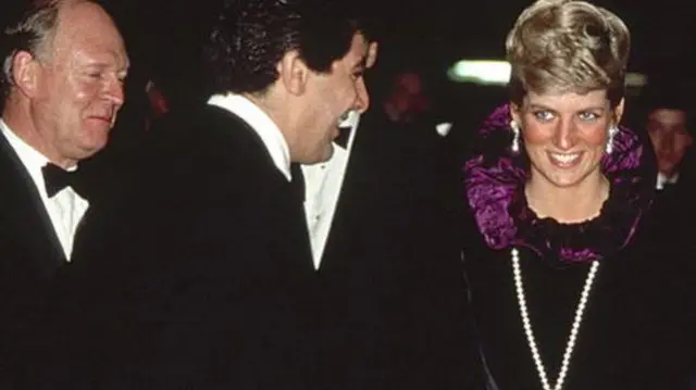  Marehemu Princess Diana wa Wales alivaa mara kadhaa kile kinachoitwa msalaba wa Attallah, ambao umetengenezwa kwa amethisto na almasi.