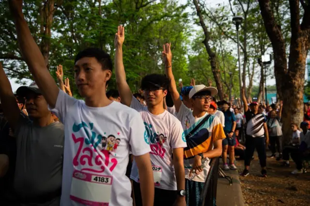 Warga Thailand memberi salam tiga jari ala "Hunger Games" saat berdemonstrasi menentang Perdana Menteri Prayut Chan-o-cha dan pemerintahannya pada 12 Januari 2020 di Bangkok. 
