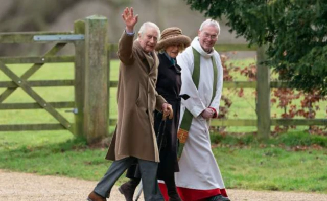 Kral Charles son kez kamuoyu tarafından bu Pazar Norfolk'ta kiliseye giderken görüldü