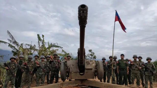 ရခိုင်ပြည်နယ်ထဲက တိုက်ပွဲအတွင်း စစ်ကောင်စီတပ်ဆီကနေ သိမ်းမိတဲ့လက်နက်ကြီးနဲ့ အတူ မြင်တွေ့ရတဲ့အေအေ တပ်ဖွဲ့ဝင်တွေ