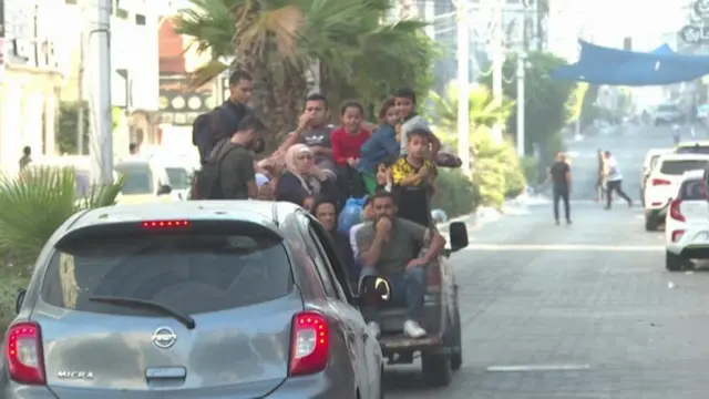 ग़ज़ा में पलायन करते स्थानीय लोग