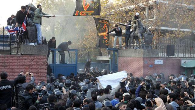 تصویری از حمله به سفارت بریتانیا در خیابان فردوسی