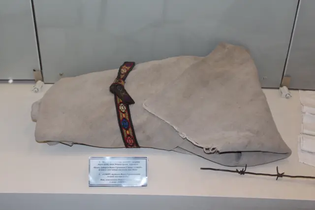 Казакстандагы "АЛЖИР" лагеринин ордуна түзүлгөн музей. Репрессияланган Янина Германовичтин төрт айлык кызы Маяны орогон ороо-чулгоосу