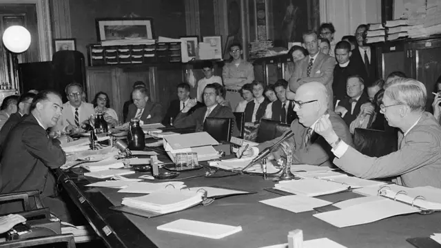Uma audiência do comitê presidido por McCarthy em 1953