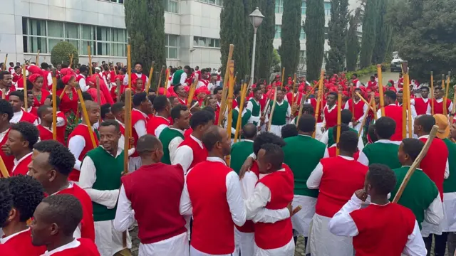 Nama nu kenne yaa waaqayyo kenni Qotiyyoo cimdii yaa waaqayyo kenni Namni nuf kenne hammami gahaa… kuunnoo hammana gaha Dhugumaan hammami gahaa…kuunnoo hammana gahaa