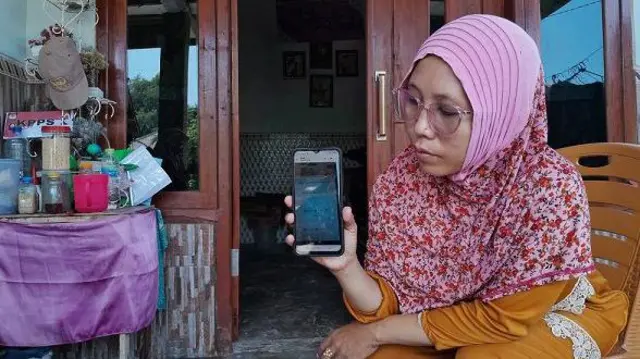 Ma'rifatus Solehah, salah satu petugas KPPS di TPS 09 Kelurahan Kolpajung, Kecamatan Kota Pamekasan, Madura, Jawa Timur