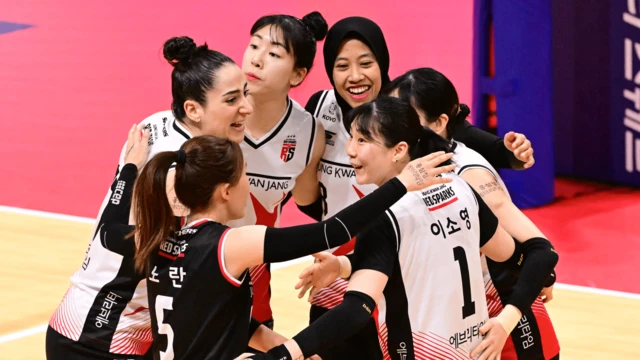 Mega dengan rekan-rekan pemainnya dari klub Korea Selatan Daejeon Jung Kwan Jang Red Sparks.