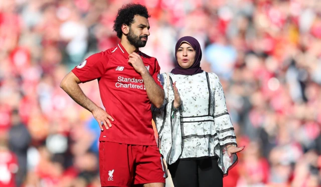 Muhammed Salah ve eşi Magi Salah yan yana sahada yürüyor