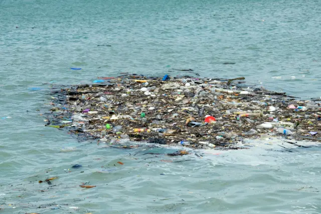 தண்ணீரில் பிளாஸ்டிக்