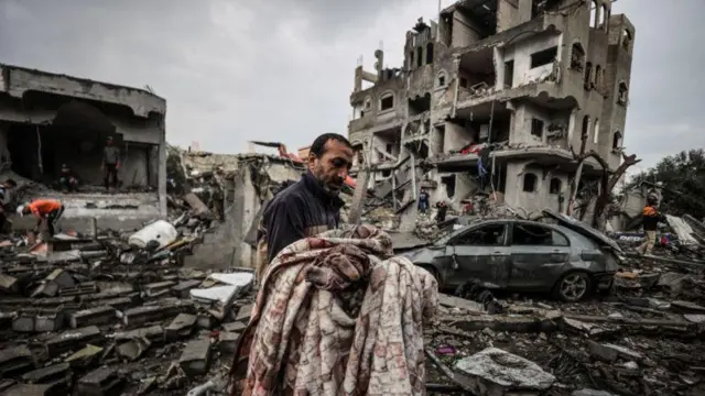 Katta qora xorozlar bilan porno Birinchi marta shaxsiy anal pornosini onlayn tomosha qiling