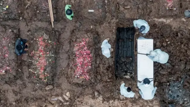 Sejumlah petugas bersiap memakamkan jenazah pasien COVID-19 di TPU Rorotan, Jakarta, Kamis (10/2/2022)