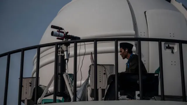 Petugas mengamati posisi hilal menggunakan teleskop di Planetarium dan Observatorium UIN Walisongo di Ngaliyan