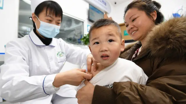 Criança sendo vacinada na China