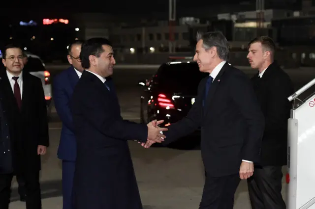 АКШнын мамкатчысы Энтони Блинкенди Ташкентте тышкы иштер министринин милдетин аткаруучу Бахтияр Саидов тосуп алды.