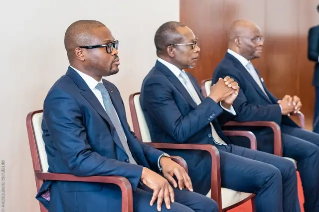 Le président Patrice Talon avec à sa droite Romuald Wadagni, assis sur une chaise.