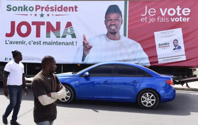 Hoton dan takarar shugaban kasa Ousmane Sonko a unguwar Ngor ta Dakar yayin neman zaben shugaban kasar Senegal na 2019.
