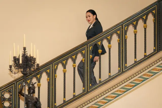 "ขาลง" แพทองธาร ชินวัตร เดินลงจากห้องทำงานชั้น 2 ภายในตึกไทยคู่ฟ้า ทำเนียบฯ เพื่อแถลงข่าวภายหลังรับทราบคำวินิจฉัยของศาลรัฐธรรมนูญ เมื่อ 29 ส.ค.