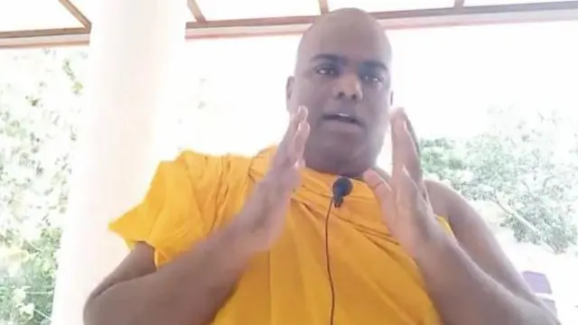 'රාජාංගණේ හාමුදුරුවෝ' නමින් යූ ටියුබ් චැනල් පවත්වාගෙන යමින් අසත්‍ය ප්‍රකාශ සිදු කිරීම සම්බන්ධයෙන් උන්වන්සේට එරෙහිව චෝදනා එල්ල වී තිබිණි.
