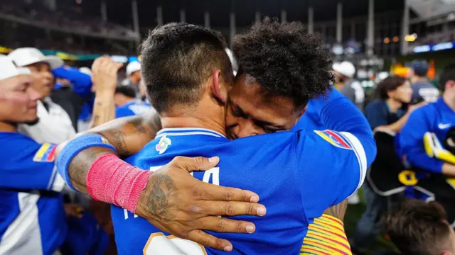 Ronald Acuña Jr., número 21 del equipo de Venezuela, celebra con sus compañeros después de que Venezuela derrotara a Estados Unidos en el Clásico Mundial de Béisbol 2026.