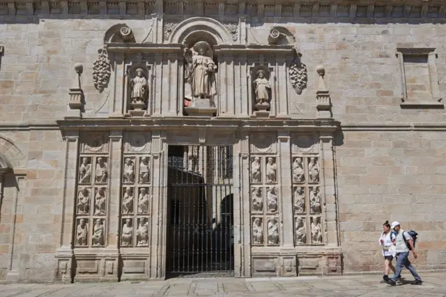 Peregrinos pasan por la puerta santa