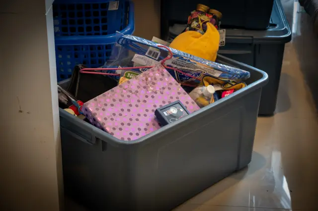 นำสิ่งของลงกล่อง เพื่อเตรียมนำมาคัดสรรว่า ชิ้นไหนเก็บ ชิ้นไหนทิ้ง