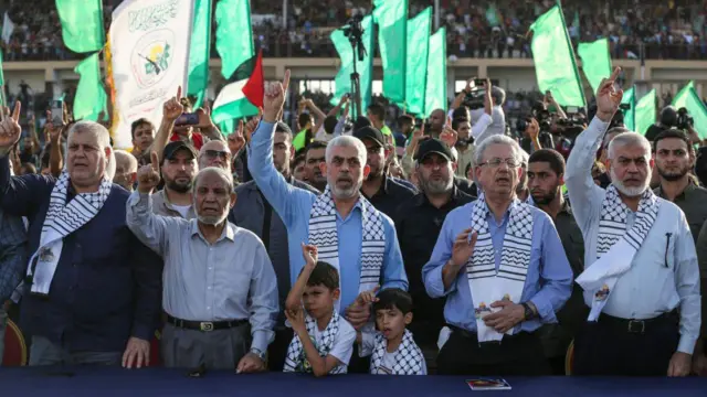 Yahya Sinwar menghadiri unjuk rasa menuntut Israel untuk menghentikan serangan terhadap warga Palestina di Yerusalem dan Tepi Barat pada 2022. 