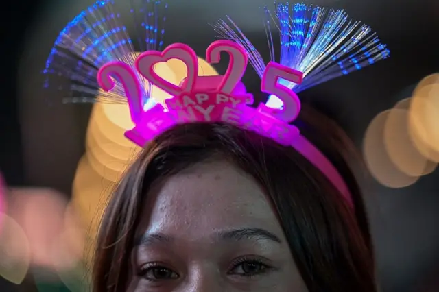 perempuan sedang menggunakan bando tahun baru 2025