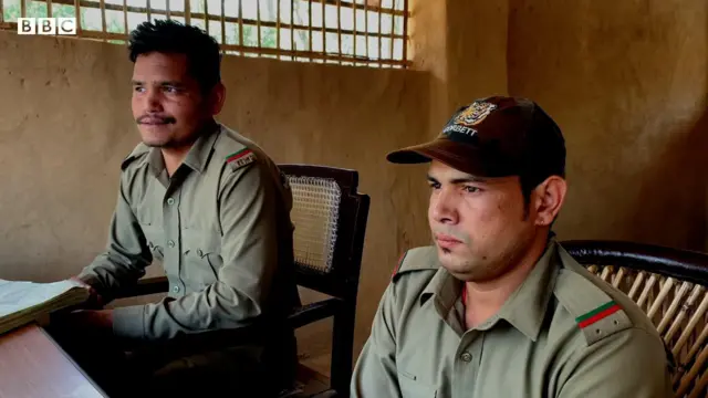 জিম করবেট ন্যাশনাল পার্কের ধনগড়ি গেটে বনরক্ষীরা