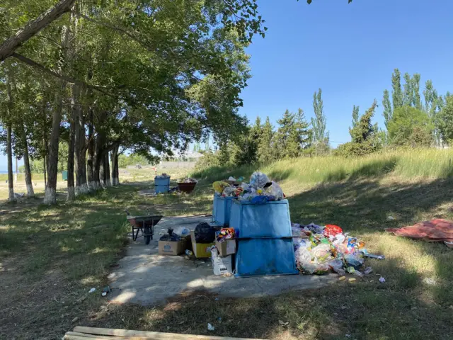 Көл жээгиндеги үйүлгөн таштанды