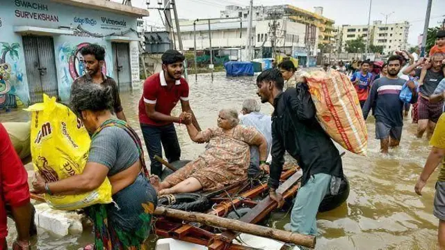 'வெள்ளத்தில் நாங்களும் அடித்து செல்லப்பட்டிருக்கலாம்!” : ஆந்திரா, தெலங்கானா மக்களின் துயர் நிலை, பிபிசி கள அறிக்கை