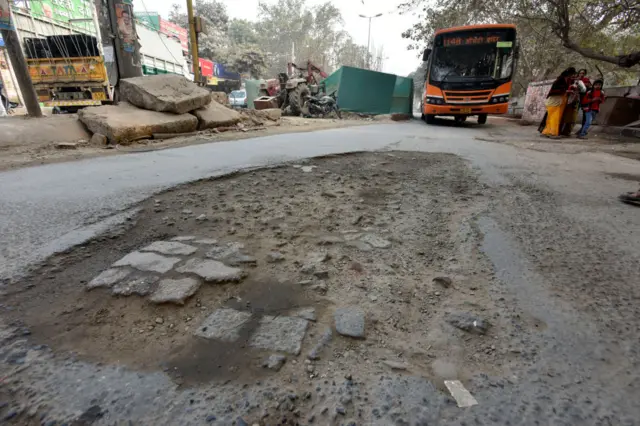 तरुणीला फरपटत नेण्याच्या घटनेचा गृहमंत्र्यांनी मागवला अहवाल