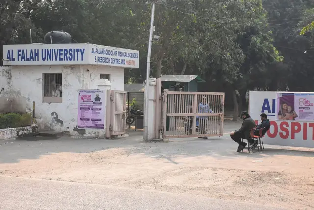 ফরিদাবাদস্থিত আল-ফালাহ মেডিকেল ইউনিভার্সিটির দুই চিকিৎসককে এই ঘটনায় গ্রেফতার হয়েছে।