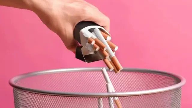 Cigarette dans la poubelle.