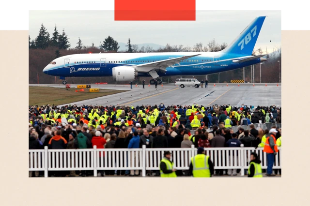Para penonton bersorak pada penerbangan pertama Boeing Dreamliner 787 pada 2009