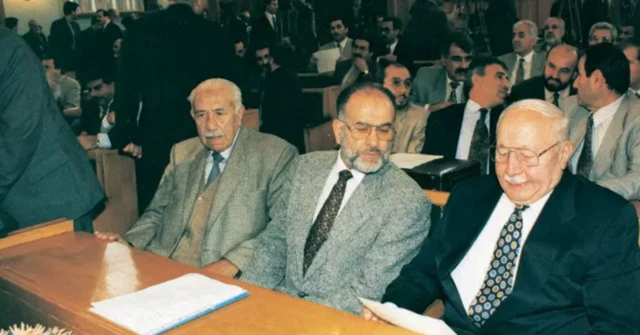 Temel Karamollaoğlu (ortada), Necmettin Erbakan ile birlikte