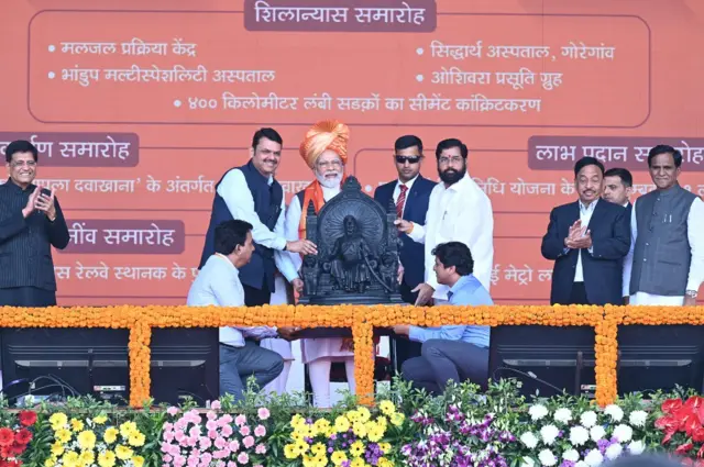 नरेंद्र मोदी, शिंदे, देवेंद्र 