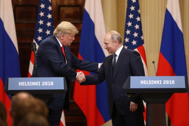 Trump y Putin estrechándose las manos tras su cumbre de 2018 en Helsinki