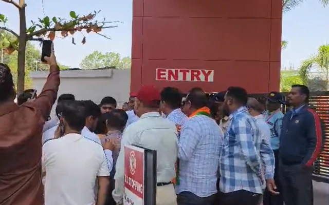 प्रदर्शन करते लोग