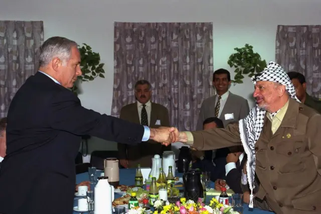 4 Eylül 1996'da İsrail Başbakanı Netanyahu ile Filistin lideri Yaser Arafat görüşme gerçekleştirdi