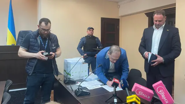 Адвокат Ігор Фомін та його підзахисний Андрій Єрмак перед початком судового засідання, ВАКС, 12 травня