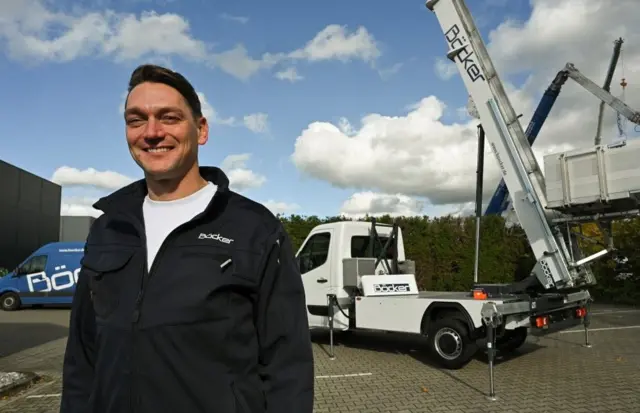 Александар Бекер, извршни директор немачке фирме Бöцкер Оператинг Цранес, позира испред крана сличног оном који је коришц́ен за пљачку накита из Лувра